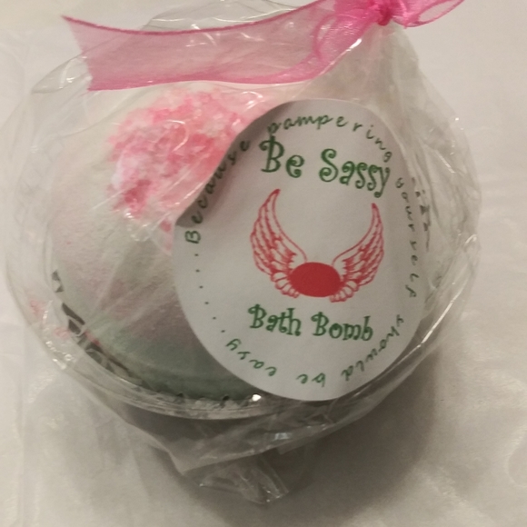 Makeup bag with extra goodies inside. - Picture 12 of 17